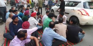 गुरुद्वारा सिंह सभा के पदाधिकारियों के खिलाफ धरना