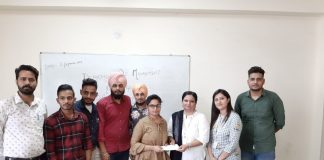 एनी गोयल और माधव कक्कड़ ने कोलाज मेकिंग प्रतियोगिता में प्रथम स्थान हासिल किया
