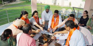 डीएवी कॉलेज में मासिक हवन पर परा का निवर्हन करते अक्तूबर माह का हवन किया गया