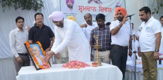 शहर को प्लास्टिक मुक्त बनाने के लिए बांटे जूट के बैग, स्वच्छता के लिए 140 भागों में बांटा