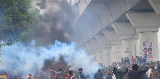 दिल्ली के सीलमपुर में भारी प्रदर्शन, पुलिस ने आंसू गैस के गोले छोड़े
