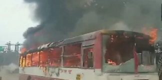 लखनऊ में आगजनी और तोड़फोड़, पुलिस ने दागे आंसू गैस के गोले