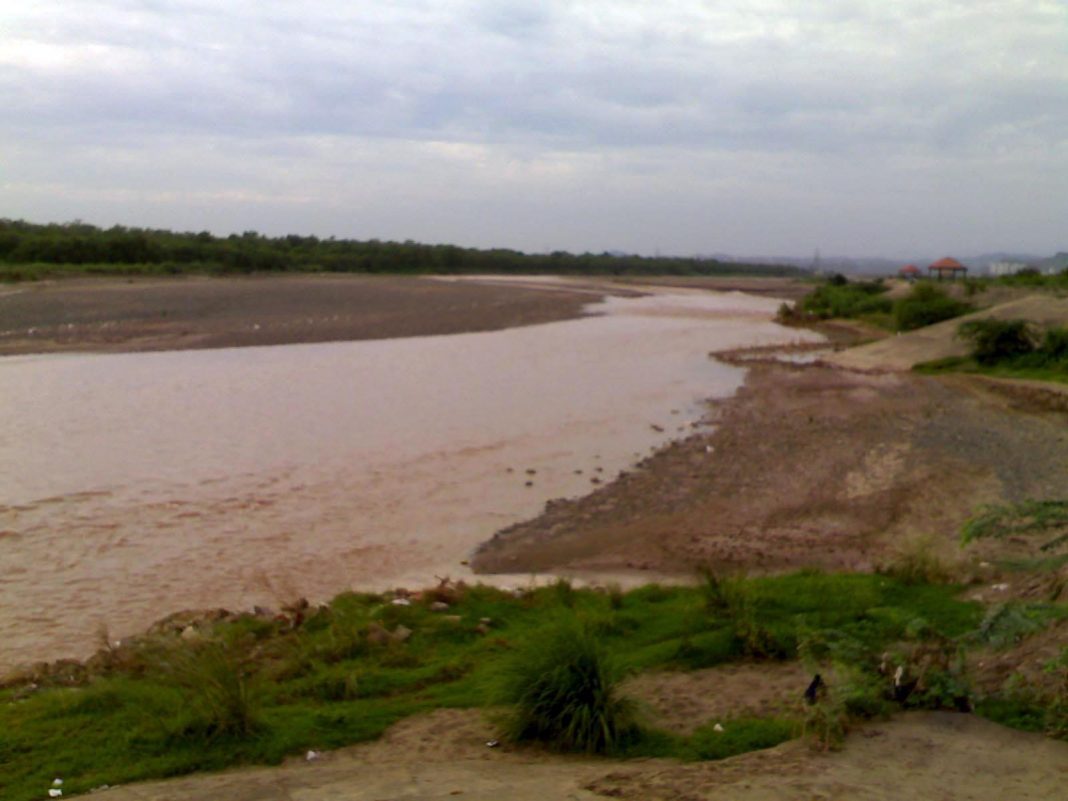 Ghaggar_river_in_Panchkula