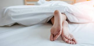 सर्दियों में देर तक नहीं होते हाथ पैर गर्म तो आजमाएं ये नुस्खे