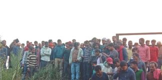 ट्रेन की चपेट में आई बैलगाड़ी , ट्रेन के गेट पर बैठे 5 लोगों की मौत, 2 घायल