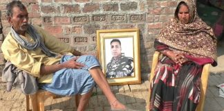दूध बेचकर गुजारा करने को मजबूर पुलवामा के शहीद का पिता