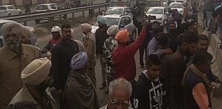 पंजाब / एनएचएआई पर फ्लाईओवर की गलत डिजाइनिंग का आरोप लगा विधायक धरने पर बैठे; जाम में फंसी एंबुलेंस