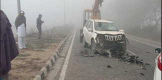शादी में जा रहे जीजा-साले की मौत,गहरी धुंध में कार से टकराई कार, चार बच्चे घायल