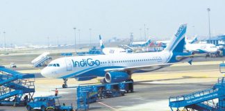 इंडिगो के विमान में मिली बम होने की सूचना, दिल्ली एयरपोर्ट पर उतरे यात्री