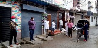 कोरोना वायरस सबंधी स्पीकर पर बोलकर एस.एम.ओ ने लोगो को किया जागरूक