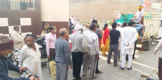 सब्जी विक्रेताओं ने मार्किट कमेटी कर्मियों के आदेशों की भी परवाह नही की