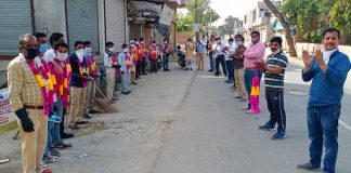 सफाई सेवकों को हैड सैनीटाईजर मास्क देकर उनके स6मान में बजाई तालिया