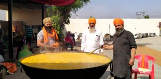 जिला प्रशासन व समाज सेवी संगठनों की तरफ से मिलकर चलाई जा रही है,लंगर