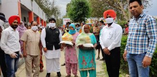कोरोना वायरस को लेकर लगाए गए कर्फ्यू के बीच मंगलवार को जिला प्रशासन की टीम भारत-पाक अंतर्राष्ट्रीय बॉर्डर से सटे गांव