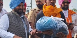 कांग्रेस नेता जसमिल सिंह लोदी गहरी निर्वाचन क्षेत्र में जरूरतमंद परिवारों को राशन वितरित करते हैं