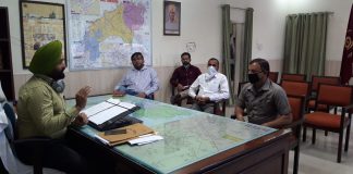 कानूनगो एसोसिएशन के नुमाइंदों और समाज सेवकों ने उठाई कोरोना के मरीजों की देखभाल और संस्कार की जिम्मेवारी डिप्टी कमिश्नर से मिलकर कहा संकट की इस घड़ी में हर तरह की सेवा के लिए हैं तैयार