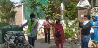 वार्ड नंबर 22 में पार्षद व लोगों ने सफाई सेवकों व सैनेटाइजेशन वर्करों पर की फूलों की वर्षा, फूलों का हार भी पहनाया कोरोना वायरस के खिलाफ लड़ाई में जुटे हुए मुलाजिमों की हौंसलावजाई के लिए उठाया अनोखा कदम