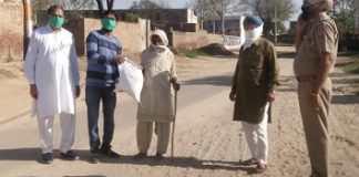 कांग्रेसी नेता की तरफ से घर घर राशन बँटा
