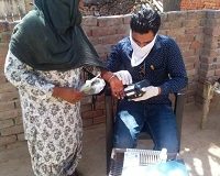 नोवेल कोरोना वायरस से बचाव के लिए कर्फ्यू के दौरान ग्रामीण लोगों को घरों में पहुंचाया जा रहा है।