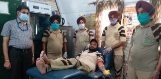 विश्व थैलेसीमिया दिवस के अवसर पर डेरा सच्चा सौदा के कर्मचारियों ने 80 यूनिट रक्त दान किया