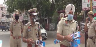 पुलिस जवानों की सेहत का हाल जानने के लिए सड़कों पर उतरे आईजी, विटामिन सी की गोलियां, पानी की बोतलें दीं