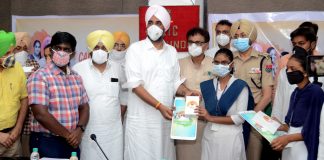 स्मार्ट मोबाइल फोन छात्रों को समय के साथ तालमेल रखने में मदद करेंगे: मनप्रीत सिंह बादल