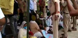 64 करोड़ रुपए के घोटाले के बाद आप नेताओं ने घेरी धर्मसोत की कोठी, पुलिस ने जबरन उठाए प्रदर्शनकारी