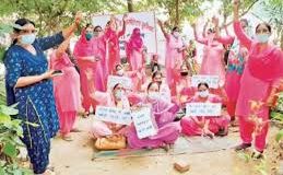 आशा वर्करों ने सरकार का खजाना भरने के लिए लोगों से पैसे मांगकर किया रोष प्रदर्शन