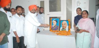 कांग्रेस कमेटी(देहाती)के प्रधान स.खुशबाज सिंह जटाणा की अगुवाई में स्व.श्रीमति इंदरा गांधी व सरदार पटेल को श्रद्वांजलि भेंट की