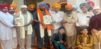 गुरूद्वारा भोरा साहिब में सिदकी सिख गुलाब सिंह के सलाना समागम में नतमस्तक हुए र्स्वणकारों को प्रबंधक कमेटी ने सरोपे दे कर सम्मानित किया
