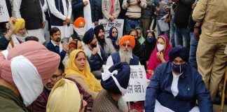 विधायक सिमरजीत बैंस के खिलाफ सीपी अाफिस के बाहर अकाली दल का धरना, केस दर्ज करने की मांग
