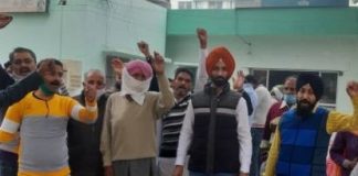 लोगों के प्रदर्शन के बाद डाक्टरों ने भी की हड़ताल, सभी ओपीड बंद, नहीं हुए टैस्ट