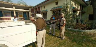सिविल डिफेंस द्वारा बरनाला में आयोजित मोक ड्रिल से बच्चों ने लिए गुर।