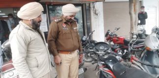 बैंक के बाहर सुरक्षा गार्ड की बंदूक से चली अचानक गोली, मचा हड़कंप
