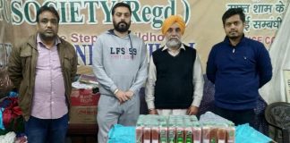 संस्था छोटे-छोटे बच्चो को जूस की बोतले बांटी
