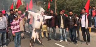 ठेका मुलाजिमों ने फूंका केंद्र और कॉपोर्रेट घरानों का पुतला