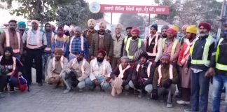 पुलिस की तरफ से सड़क हादसों में कम करन के लिए लोगो को बांटी गई रिफ्लेक्टर जैकेट