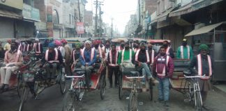 पुलिस ने शहर के मुख्य बाजार में सैंकड़ों ऑटो-रिक्शा व थ्री-व्हीलरों पर लगाए नि:शुल्क रिफ्लेक्टर व चालकों को पहनाई रिफ्लेक्टर युक्त जैकेटें।