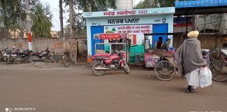 नगर कौंसिल द्वारा बनाए गए सार्वजनिक शौचालय के आगे सजती हैं दुकाने
