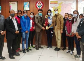 राज्यस्तरीय नेटबॉल चेंपियनशिप में रजत पदक लेकर बरनाला पहुचे नैटबॉल खिलाडिय़ों को जिला प्रशासन ने किया सम्मानित