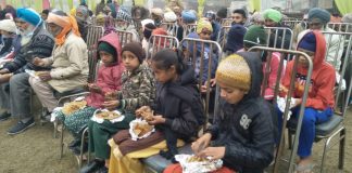 2021: जिला पुलिस ने शानदार मैरिज पेलेस में 500 गरीब और जरूरतमंदों को करवाया भोजन