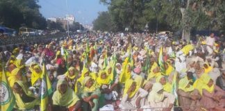सरकार की मुआवजा नीति से नाखुश किसानों ने डीसी दफ्तर का किया घेराव