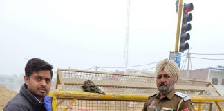 गणेश वेल्फेयर सोसाइटी बठिंडा द्वारा रोड़ पर रिफ्लेक्टर तथा रिबन लगाए गए