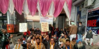सरकारी सहायता प्राप्त स्कूलों के अध्यापकों व कर्मचारियों तथा पेंशनरों द्वारा छठे पे- कमीशन की रिपोर्ट लागू करवाने के लिए दूसरे दिन भी धरना जारी रहा