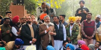 बिक्रम सिंह मजीठिया के खिलाफ दर्ज किए गए केस के खिलाफ अकाली दल ने दिया SSP दफ्तर के बाहर धरना