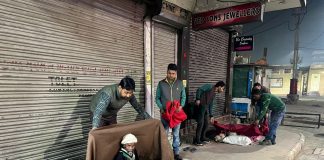 खुले आकाश के नीचे पड़े लोगों को सहारा टीम ने कंबल बांटे