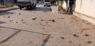 दो एकड़ भूमि पर कब्जे को लेकर पुलिस और स्थानीय बस्ती के लोग आमने-सामने
