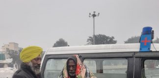 सोसाइटी द्वारा बारिश को देखते हुए जरूरतमंदों को उपलब्ध कराए गए गर्म कंबल व मफलर