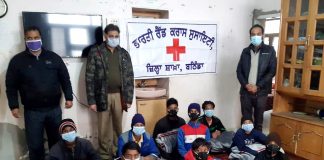 मकर सक्रांति के शुभ अवसर पर रेडक्रॉस सोसायटी ने बांटे कंबल