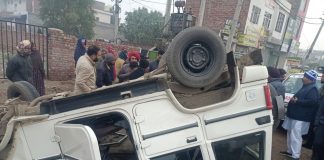 दो कारों की टक्कर तीन घायल